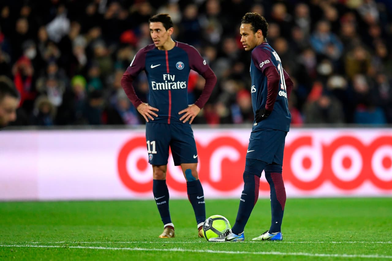 Antes de que terminara la primera mitad, Neymar dejó una joya de gol con un tiro libre impecable para poner el 4-0.