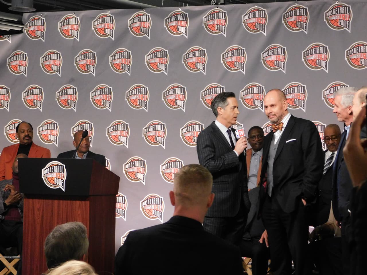 Así se vive la ceremonia para decidir que grandes estrellas de la NBA serán inmortalizados en el Salón de la Fama.