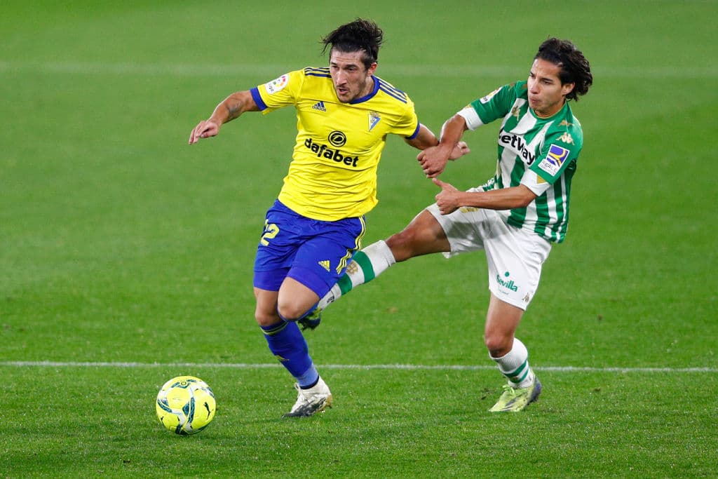 Betis derrota al Cádiz y se mete entre los 10 primeros de La Liga | Guido Rodríguez hizo el solitario gol del triunfo; ‘Choco’ Lozano y Diego Lainez ingresaron en la segunda mitad.