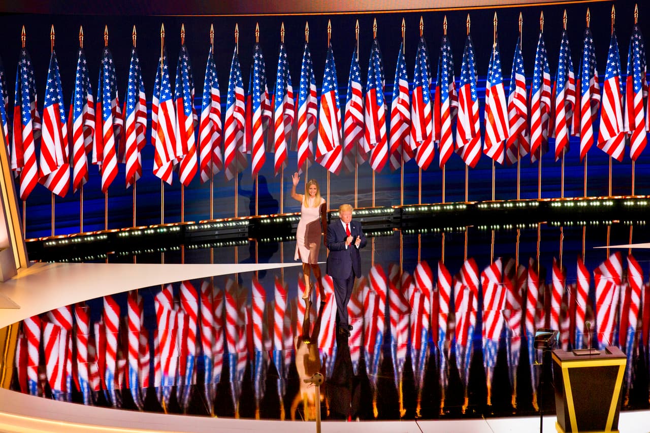 <b>Desfile entre banderas. </b>Ivanka Trump presenta a su padre y candidato recién nominado, Donald Trump, al final de la convención nacional del Partido Republicano en Cleveland. 21 de julio de 2016.