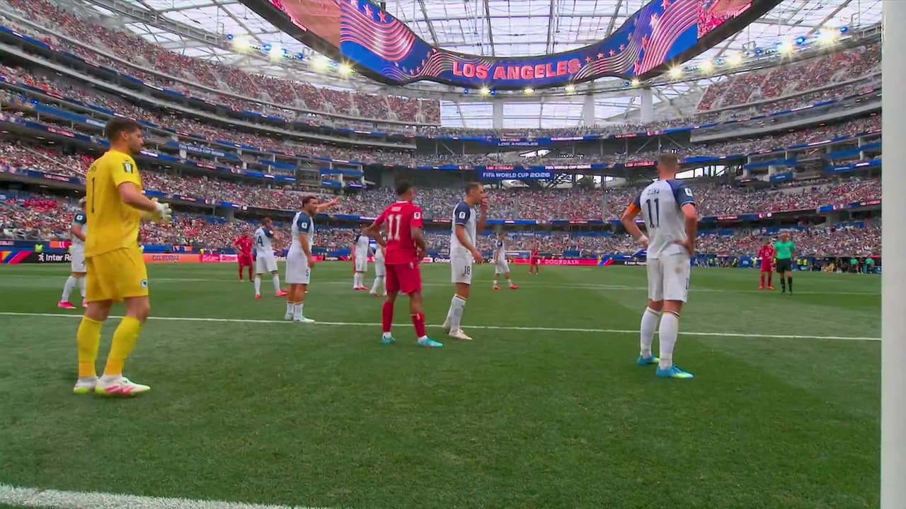 ¡TIRO ATAJADO! disparo por Breel Embolo.