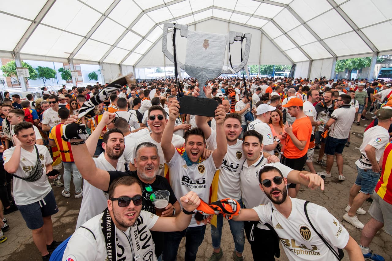 Sevilla ha sufrido el asalto de miles de aficionados del Barcelona y el Valencia, que han llegado con la ilusión de conseguir un título más en su palmarés en esta Copa del Rey. Desde muy temprano han colmado las calles de la ciudad andaluza y los FanFest dispuestos por la Real Federación (RFEF) en las cercanías del Estadio Benito Villamarín.