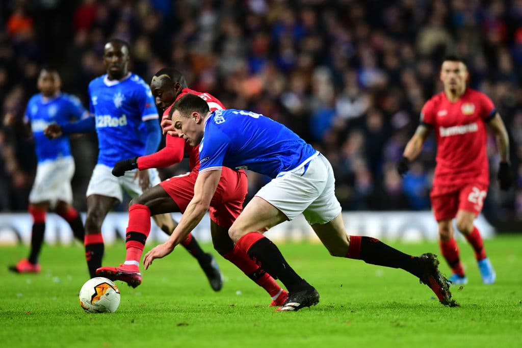 Moussa Diaby es presionado por George Edmundson en la salida por lo que el jugador del Leverkusen decide descargar el balón con su compañero Wendell.