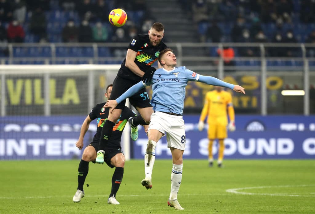 Inter se lleva la victoria sobre la Lazio con marcador 2-1 en la Serie A. Alessandro Bastoni y Milan Skriniar le dieron el triunfo a los 'nerazzurri', mientras que Ciro Immobile anotó el único gol para los celestes.