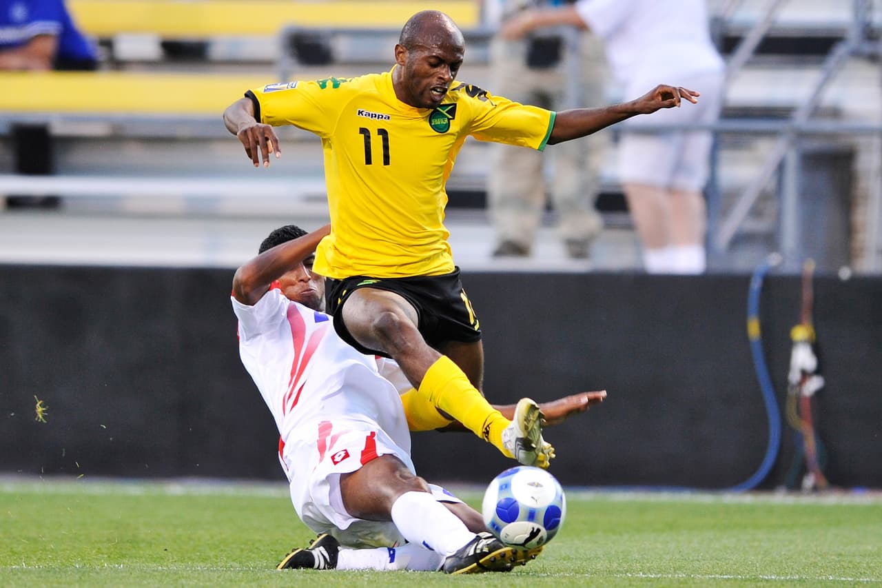 El jugador con mas apariciones en la histora del equipo es Ian Goodison con 128 y su máximo goleador es Luton Shelton con 35 dianas.