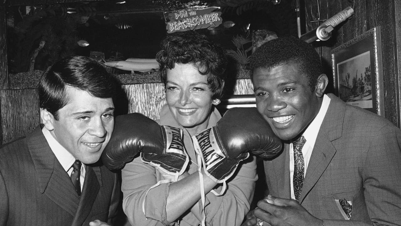 Vicente Saldívar | Aunque sus números no son los más notables, es considerado de los grandes boxeadores dadas las condiciones de su época. Obtuvo 37 victorias (26 KO’s) y tres derrotas. ‘El Zurdo de Oro’ nació en la Ciudad de México el tercer día de mayo de 1943.