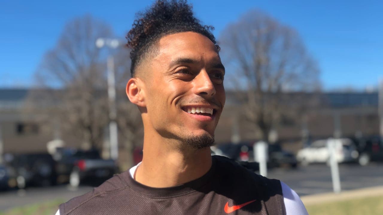 Él es Sheehy, quien tiene 24 años y es egresado de Phoenix College. Viajó y gastó todo su dinero en entrenarse para unas pruebas de Cleveland Browns.