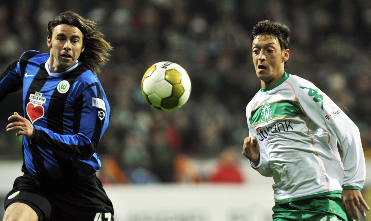 En Alemania se enfrentó a los nuevos rostros teutones: Özil jugaba en el Werder Bremen.