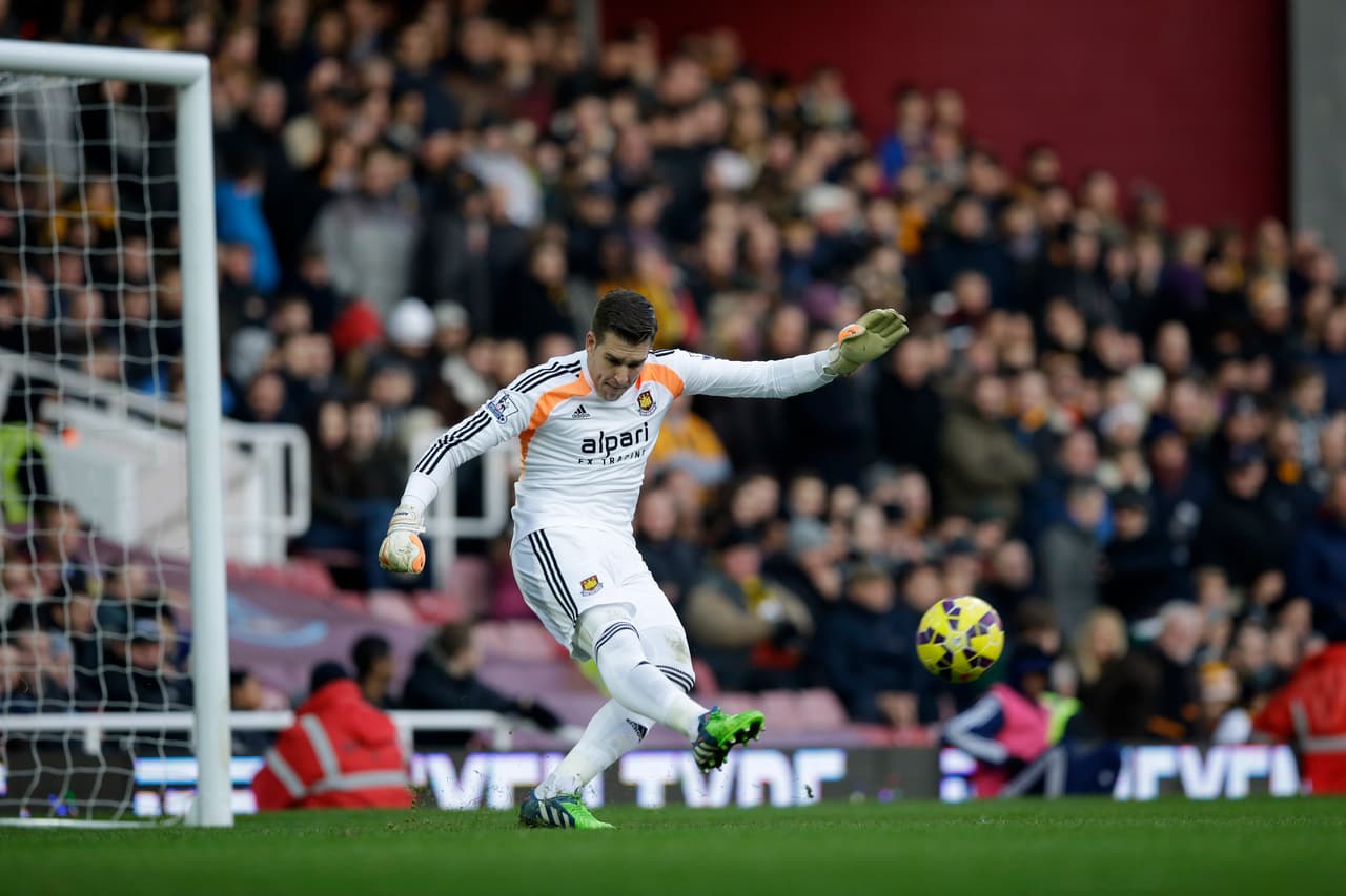 Sus primeros pasos en el fútbol los dió como delantero. Cuando entró a la cantera del Betis ya lo hizo como arquero.