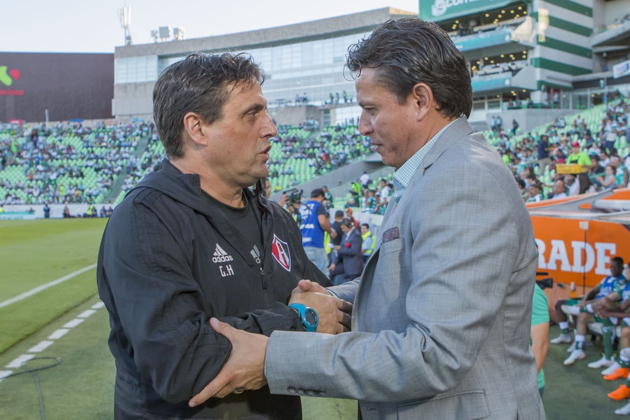 Ángel Hoyos (izquierda) estratega del Atlas saludando a Salvador Reyes (derecha) técnico de Santos Laguna.