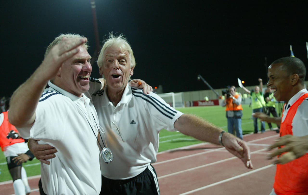 El holandés Leo Beenhaker fue el técnico que logró esa clasificación y que luego en el Mundial obtuvo un punto para esa selección tras igualar con Suecia.