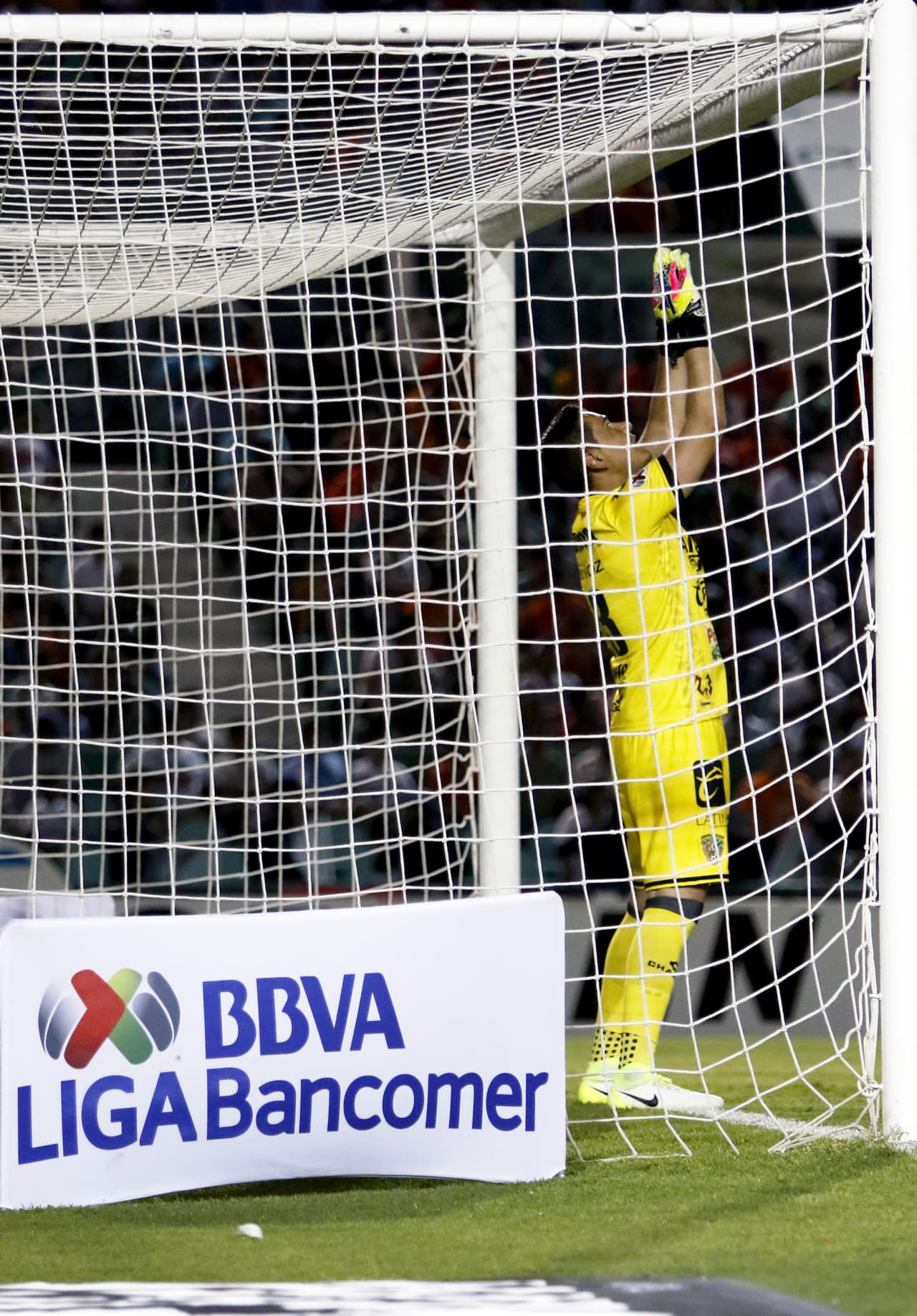 Moisés Muñoz se prepara para el inicio del partido. Desde su llegada a Jaguares, la prioridad es resguardar el arco para no descender.