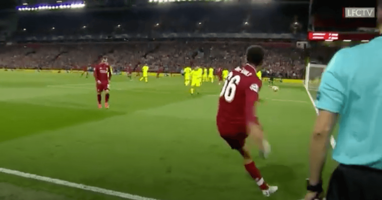 <b>Arnol cobra rápido</b>
<br>- Los elementos culés estaban totalmente desordenados y perdieron la marca de Origi.
<br>- Arnold patea el tiro de esquina y pone el esférico en el lugar ideal.