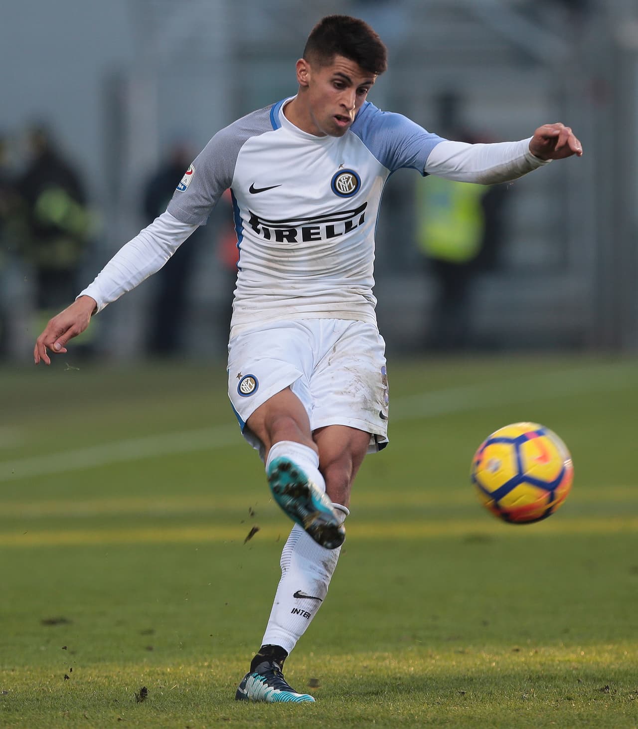 El portugués Joao Cancelo quien juega como defensa lateral pasó del Internazionale a la Juventus por 43 millones en 2018.