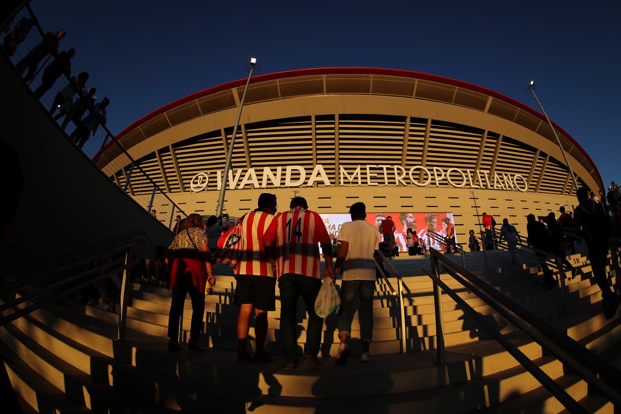 Cae la tarde y el Wanda Metropolitano recibe a miles de aficionados colchoneros.