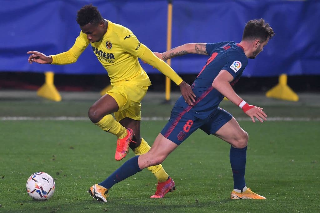 Atletico Madrid's Spanish midfielder Saul Niguez (R) challenges Villarreal's Nigerian midfielder Samuel Chukwueze during the Spanish league football match between Villarreal CF and Club Atletico de Madrid at La Ceramica stadium in Vila-real on February 28, 2021. (Photo by JOSE JORDAN / AFP) (Photo by JOSE JORDAN/AFP via Getty Images)