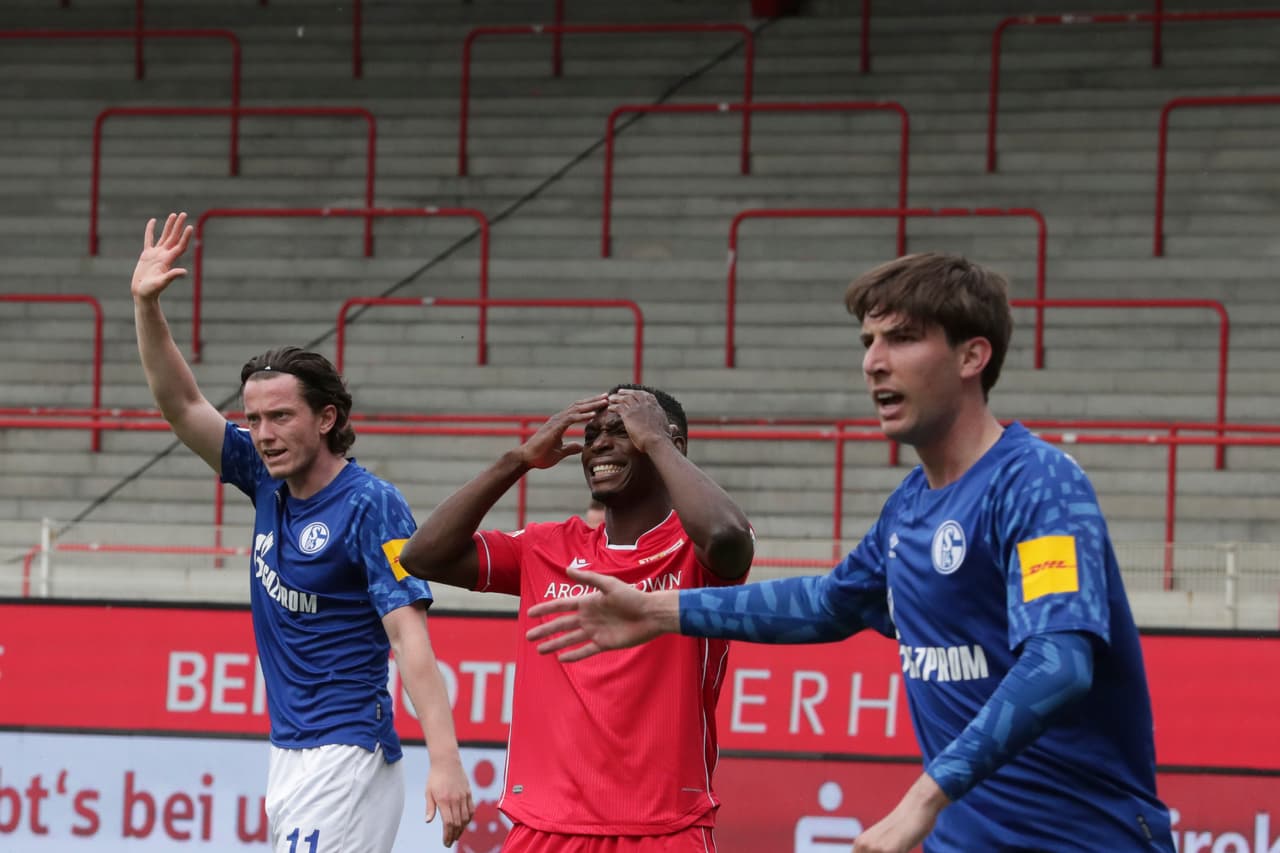 ¡Incrreíble! Anthony Ujah se pierde una oportunidad de gol tremenda, lo sabe y se lamenta porque era el de la ventaja para el Union Berlin.