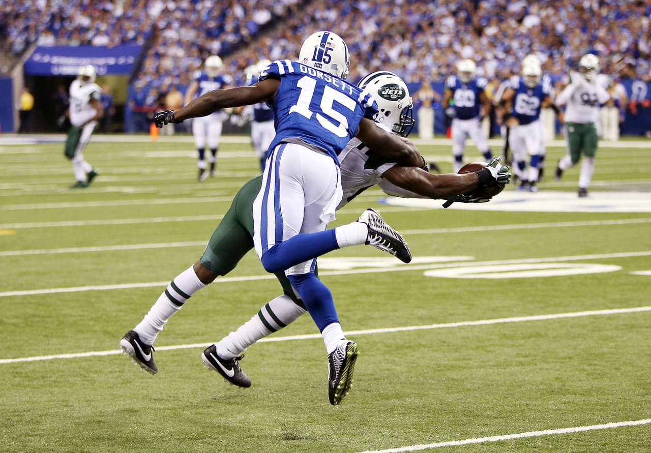 En cuanto a las tareas defensivas, en la AFC el esquinero Darrelle Revis, de los New York Jets, se llevó las palmas sin discusión gracias a su soberbia labor la noche del lunes, cuando los neoyorquinos le pegaron a domicilio 20-7 a los Indianapolis Colts.