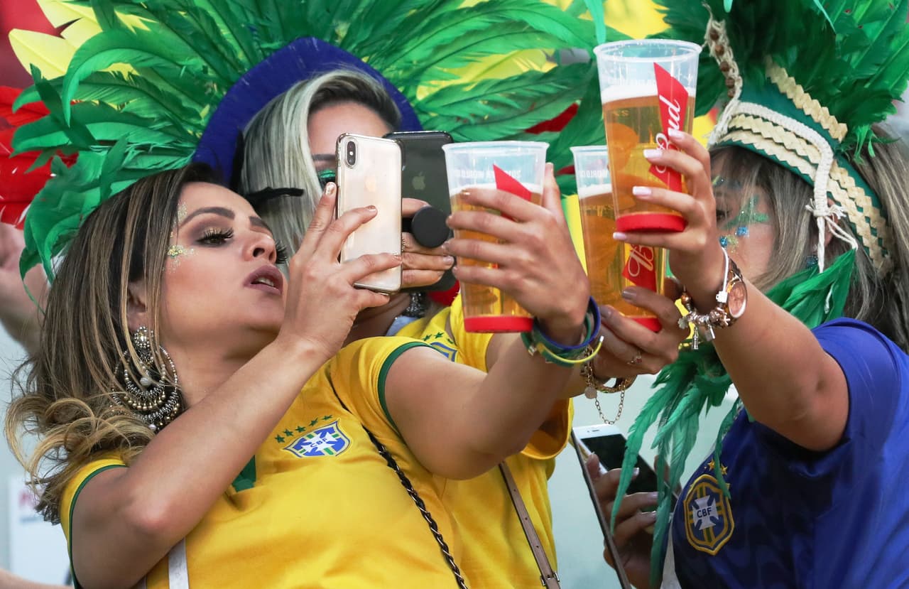 Moscow (Russian Federation), 27/06/2018.- Supporters of Brazil before the FIFA World Cup 2018 group E preliminary round soccer match between Serbia and Brazil in Moscow, Russia, 27 June 2018. (RESTRICTIONS APPLY: Editorial Use Only, not used in association with any commercial entity - Images must not be used in any form of alert service or push service of any kind including via mobile alert services, downloads to mobile devices or MMS messaging - Images must appear as still images and must not emulate match action video footage - No alteration is made to, and no text or image is superimposed over, any published image which: (a) intentionally obscures or removes a sponsor identification image; or (b) adds or overlays the commercial identification of any third party which is not officially associated with the FIFA World Cup) (Mundial de Fútbol, Brasil, Moscú, Rusia) EFE/EPA/ABEDIN TAHERKENAREH EDITORIAL USE ONLY