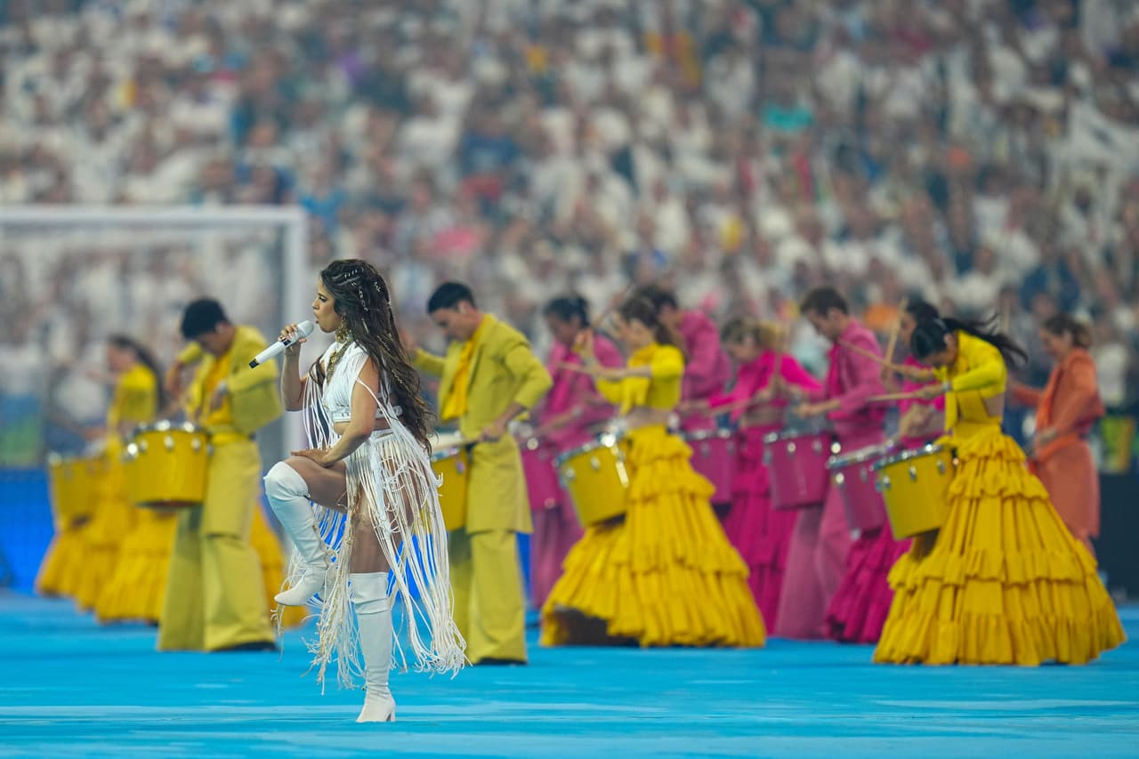 El 'outfit' de la cantante contrastó con el vestuario de las bailarinas, a quienes Pineda también vistió y eligió para ellas rojo y amarillo.