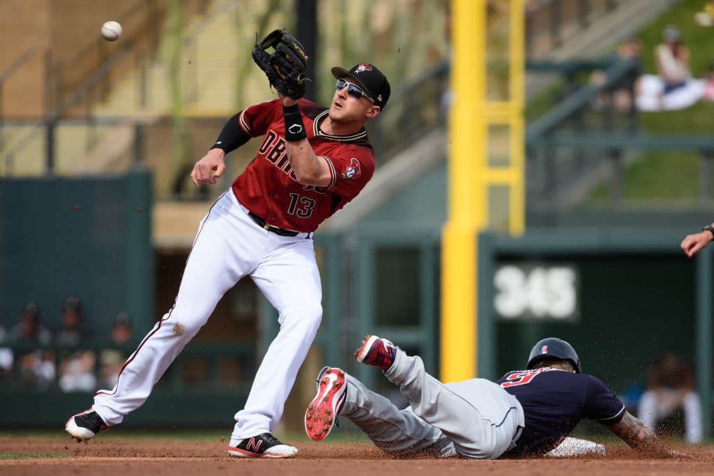 Brandon Barnes de los Cleveland Indians llega barrido de cabeza y es marcado safe en la segunda base antes de que Nick Ahmed de los Arizona Diamondbacks lo toque con su guante.