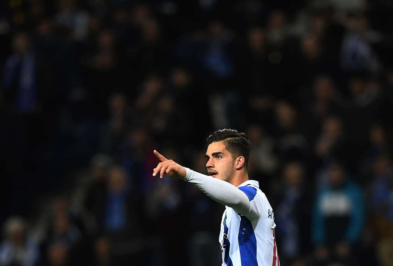 Silva se consolidaría como una de las figuras importantes para ser aplastantes en el partido.