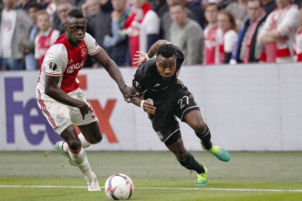 El colombiano Davinson Sánchez (20 años) lleva apenas una temporada en el Ajax de Amsterdam tras ganar la Copa Libertadores con Atlético Nacional y ya es titular indiscutido en la defensa. Barcelona es el equipo que lo pretende y pagaría 25 millones de euros, 20 más de lo que pagó el equipo holandés.
