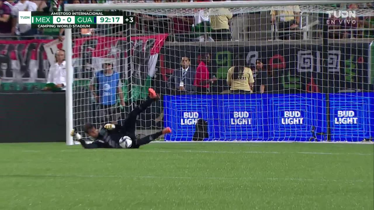 ¡TIRO ATAJADO! disparo por Santiago Giménez.