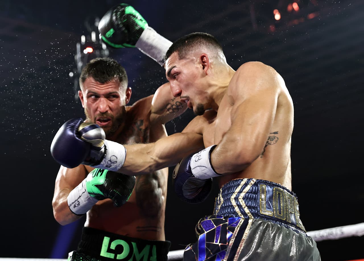 La pelea se hacía complicada, ambos estaban castigados, pero el combate no terminaba de explotar.
