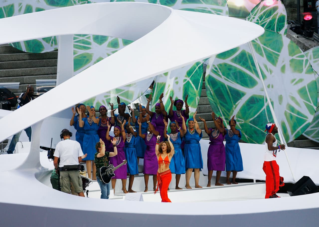 Shakira fue protagonista en el Mundial Alemania 2006 y fue la artista en la clausura del evento con su canción 'Hips don't lie', cuyo baile se robó las miradas a nivel internacional.