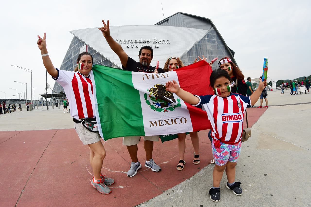 Con gran entusiasmo arribaron los aficionados de la Selección Mexicana para apoyar al Tri en su partido de preparación para la Copa Oro ante Venezuela en Mercedes-Benz Stadium, en Atlanta. Gran colorido y buen ambiente estaban armando los seguidores mexicanos y también los venezolanos que llegaron a apoyar a su Vinotinto, que se prepara para la Copa América.