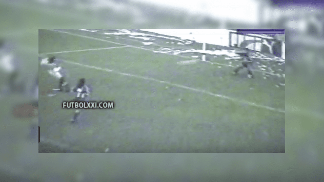 <b>Bisconti a Scotto</b>
<br>12. David Bisconti, jugador de Rosario Central fue al arco en sustitucióon del expulsado Tito Bonano y detuvo el tiro de a Darío Scotto, delantero del Calamar. Platense triunfó 5-0 aquella tarde.