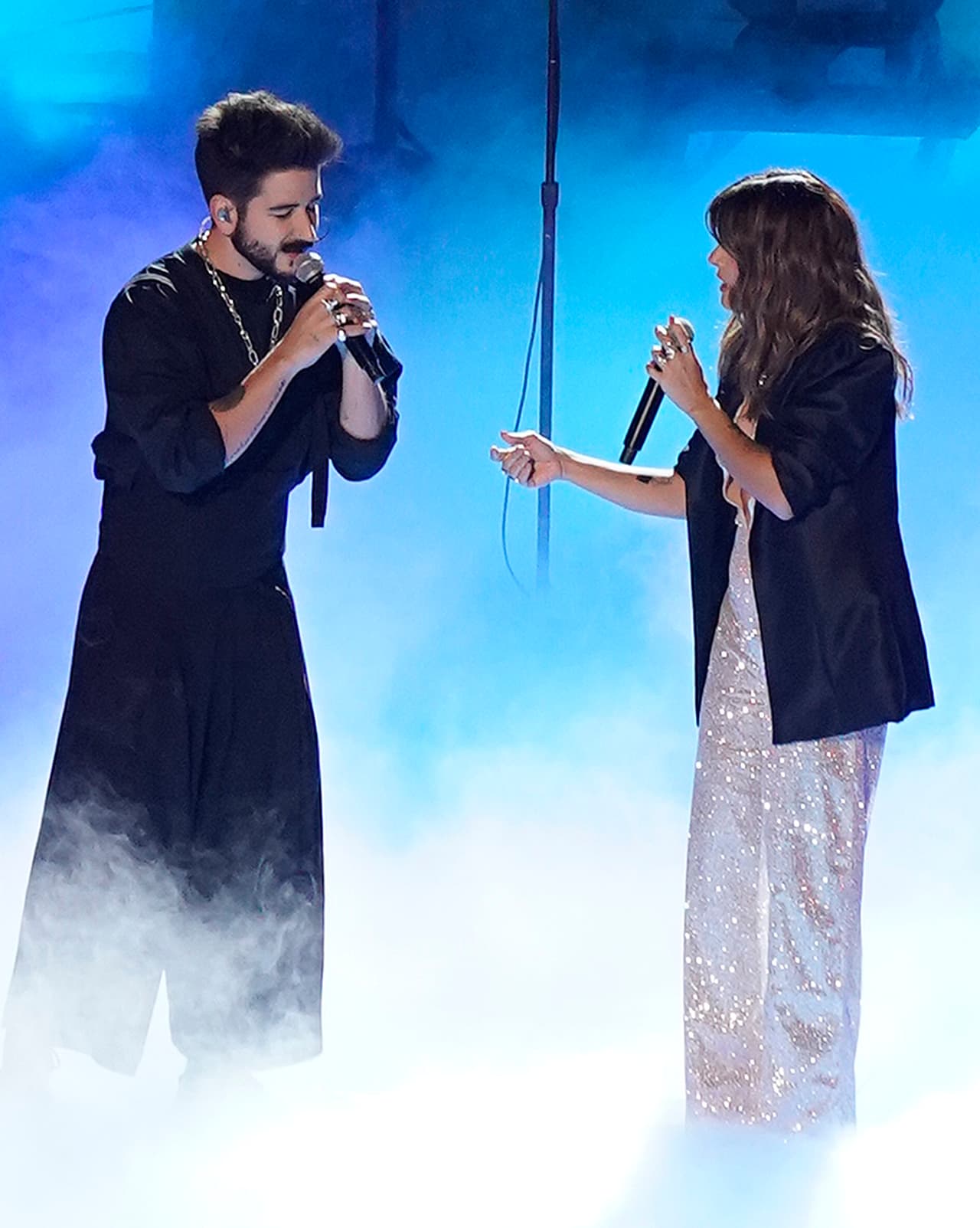 Estrellas como Natalia Lafourcade se llevo el mejor albúm, Residente recibió el premio a la canción del año y Alejandro Sanz fue el ganador de la grabación del año. Estos fueron los premios mas destacados de la noche.