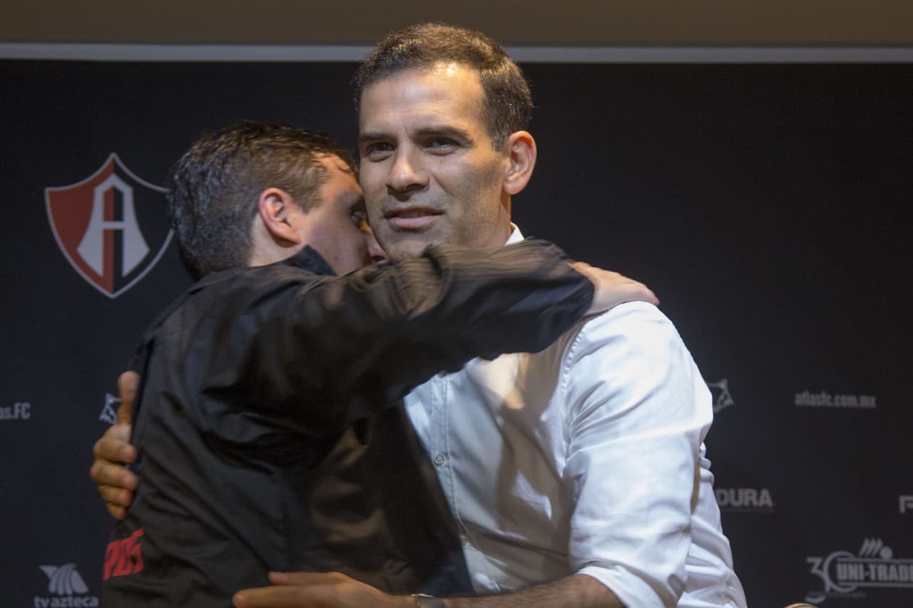 Márquez compartió con varios de los jugadores que Hoyos tuvo bajo su batuta en juveniles, como es el caso de Lionel Messi, Gerard Piqué, Pedro y Sergio Busquets.