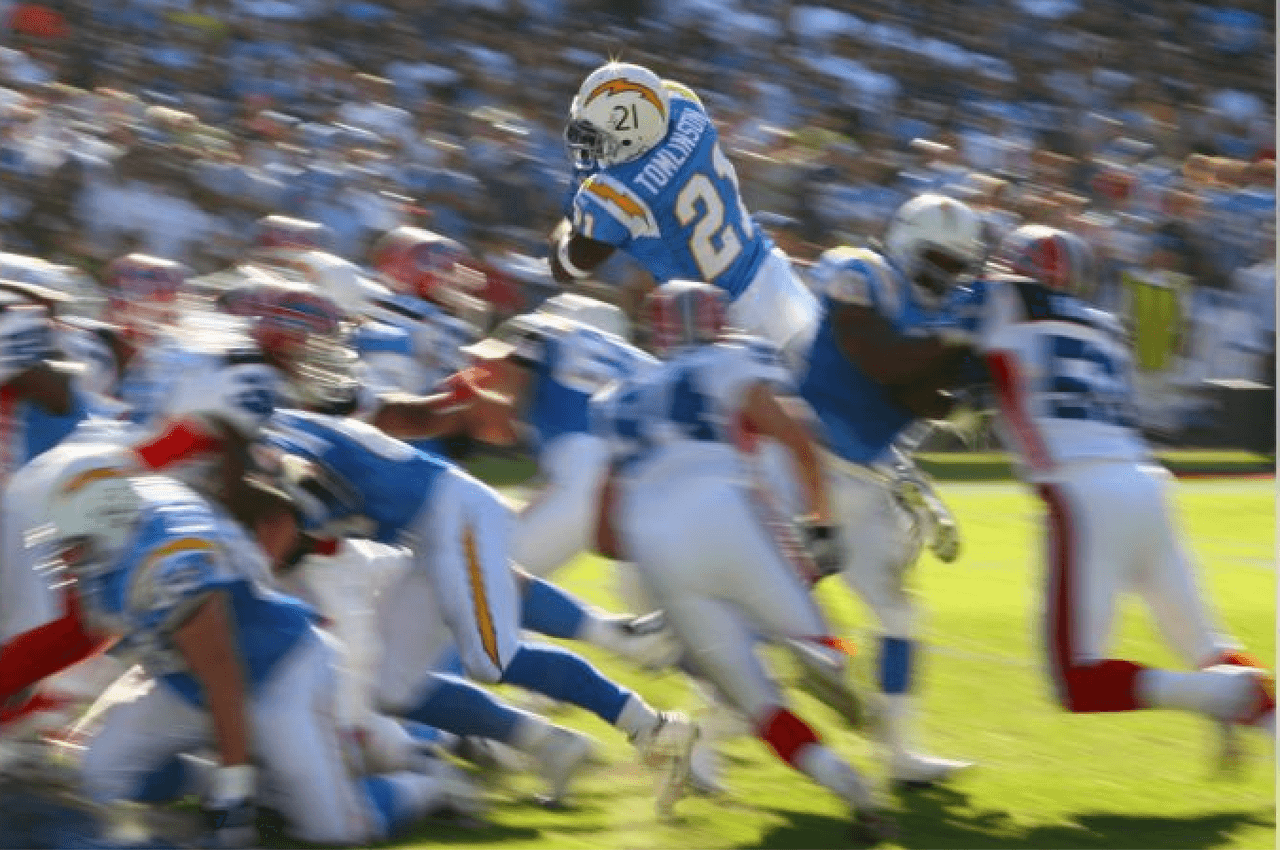 Salto impresionante de LaDainian Tomlinson de los San Diego Chargers. Año 2005.