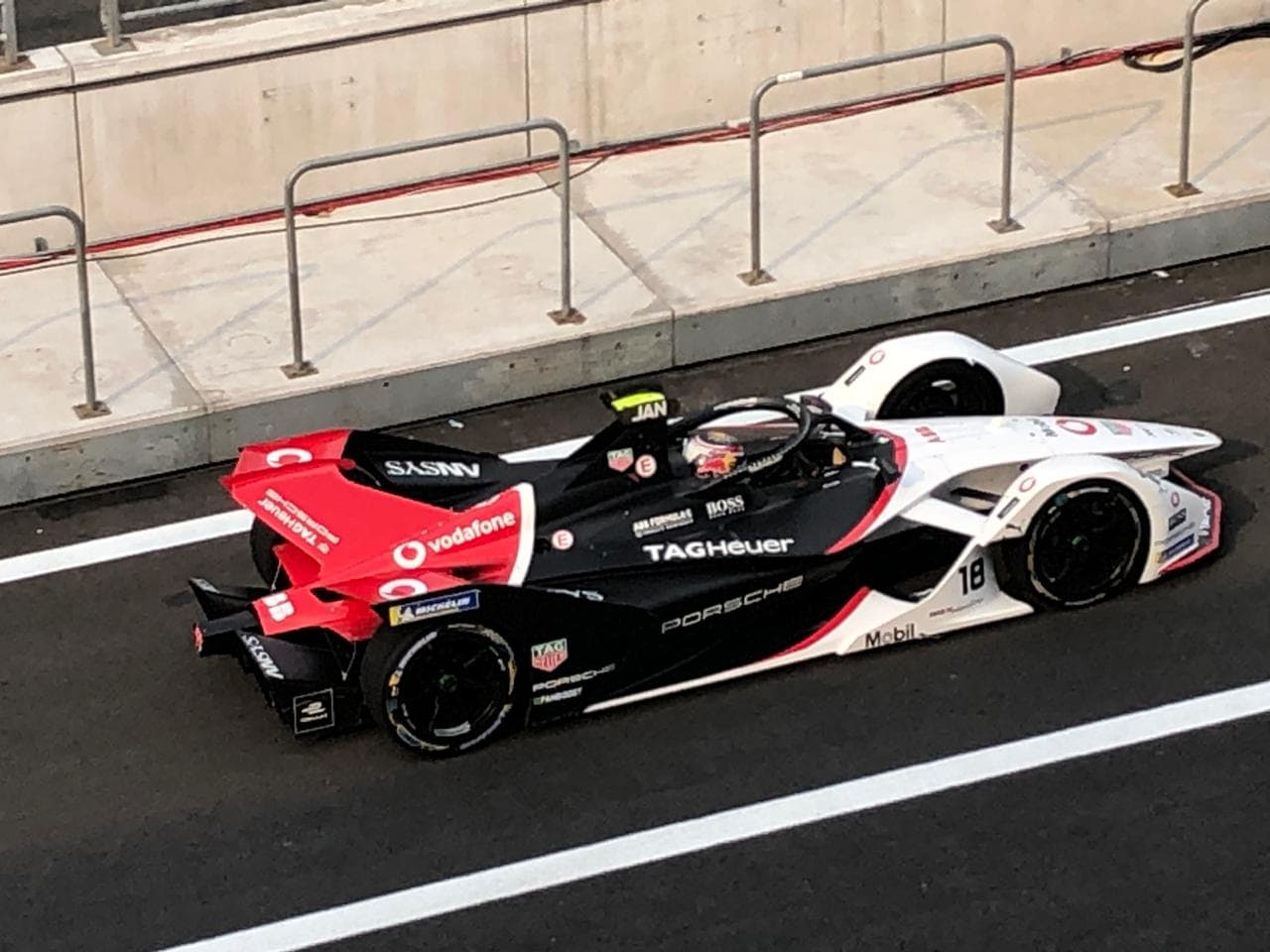 Con el último voltio de su batería arrebató la bandera de cuadros en el Autódromo Hermanos Rodríguez.