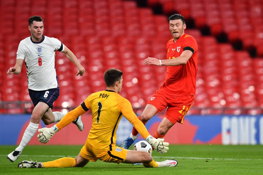 Coleman acaba de señalar que el peligro de jugar un tres de atrás es que los laterales a menudo caen profundamente