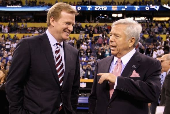 El comisionado de la NFL Roger Goodell y el dueño de los Patriotas de Nueva Inglaterra Robert Kraft.