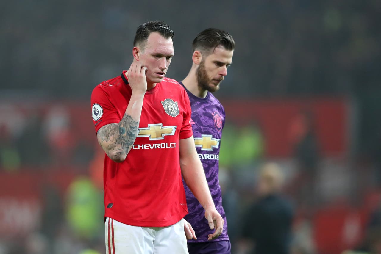Manchester United 0-2 Burnley - Con esta derrota de Manchester United en el Old Trafford, cuatro equipos compiten por el lugar en Europa League. Burnley llegó a 30 puntos.