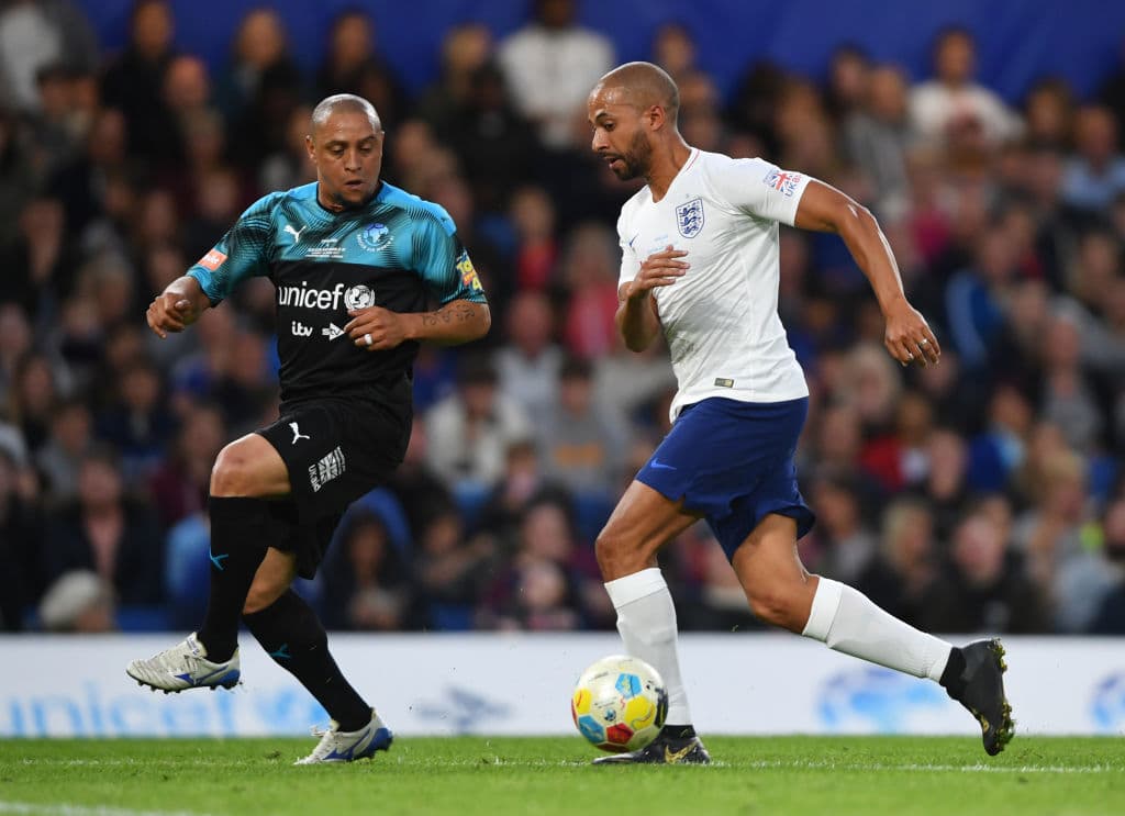 Un grupo de legendarios futbolistas, encabezados por Roberto Carlos, John Terry, Didier Drogba, Robert Pires, Eric Cantona, Michael Essien, Michael Owen, Ricardo Carvalho, entre otros, y figuras del deporte mundial como el fondista británico Mo Farah, además del estelar velocista jamaiquino Usain Bolt, participaron en la edición 2019 del juego a beneficio de la Unicef con la idea de reunir fondos para diversas causas y fundaciones que apoyan a la niñez en el mundo. El juego se realizó en Stamford Bridge, la casa del Chelsea, en Londres, Inglaterra. Les compartimos las maravillosas imágenes del juego y los festejos en medio de esta noble causa.