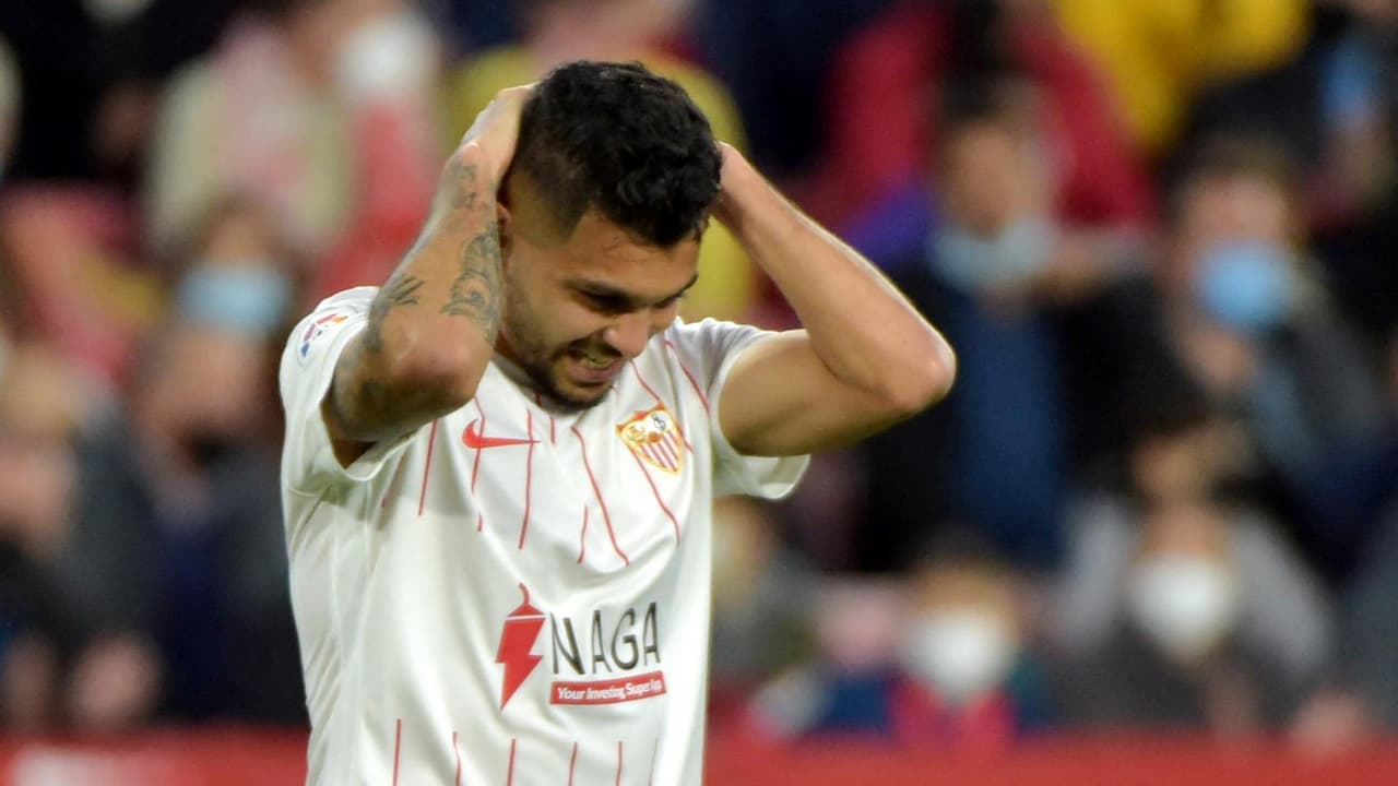 'Tecatito' Corona es baja en Sevilla para juego ante Dinamo Zagreb