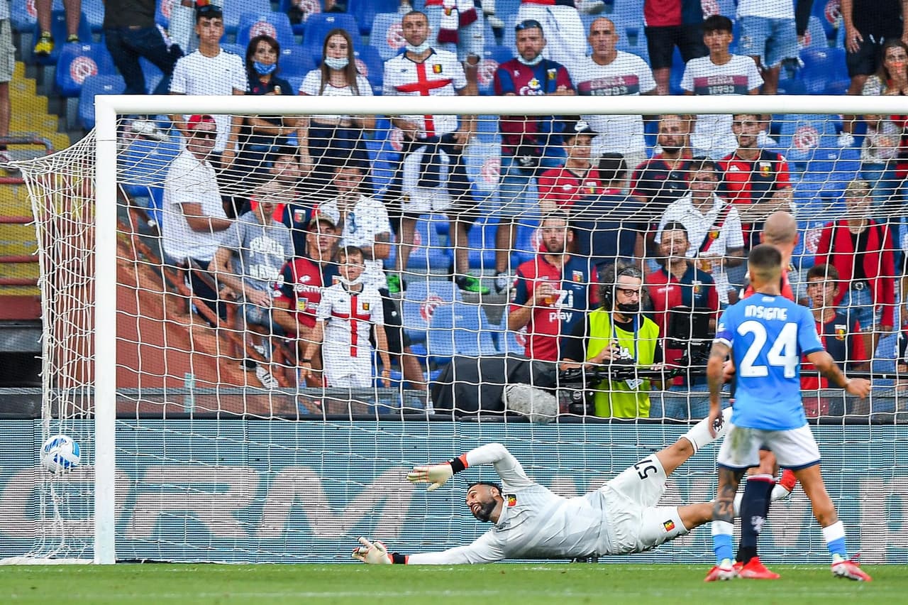 Napoli derrota al Genoa 2-1 durante la segunda Jornada de la Serie A. Fabián Ruiz Peña abrió el marcador a favor de los locales (39'), pero los 'rossoblu' empataron gracias a la anotación de Andreas Cambiasso al 69', pero ya al filo del partido, Andrea Petagna le dio la victoria a los de Spalleti. Hirving Lozano arrancó de titular el encuentro.