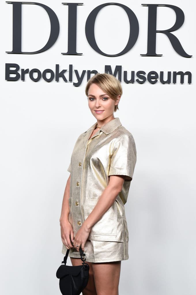 Charlie and the Chocolate Factory (2005) - Charlie Bucket, un niño muy bueno de una familia muy pobre, gana un concurso para disfrutar de una visita de un día a la gigantesca fábrica de chocolate del excéntrico Willy Wonka y su equipo de Oompa-Loompas.
<br>