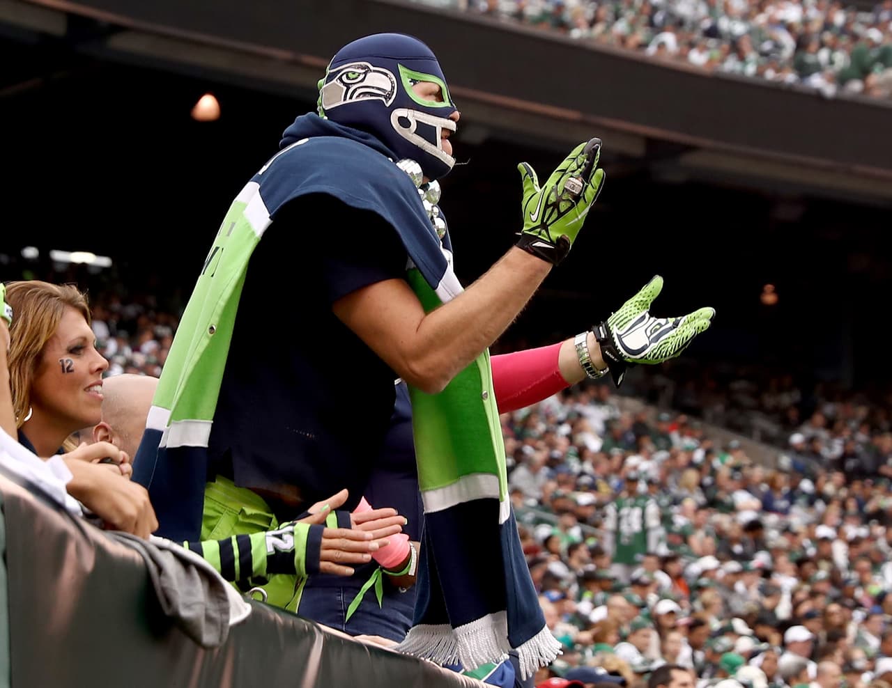 Los outfits, los gritos, las porras, carteles y autógrafos, todo lo que un fan NFL lleva a los partidos.