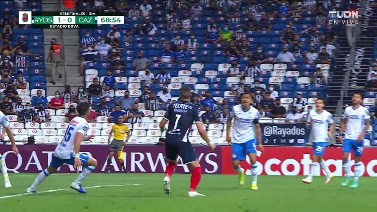 ¡CERCA! Rogelio Funes Mori disparó que se estrella en el poste.