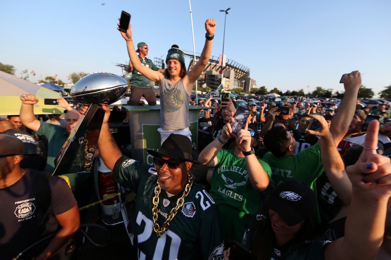 Reportó la prensa local en Filadelfia que el ambiente de la ciudad era como el de un día de asueto, pues todos querían festejar a sus improbables campeones del pasado Super Bowl.