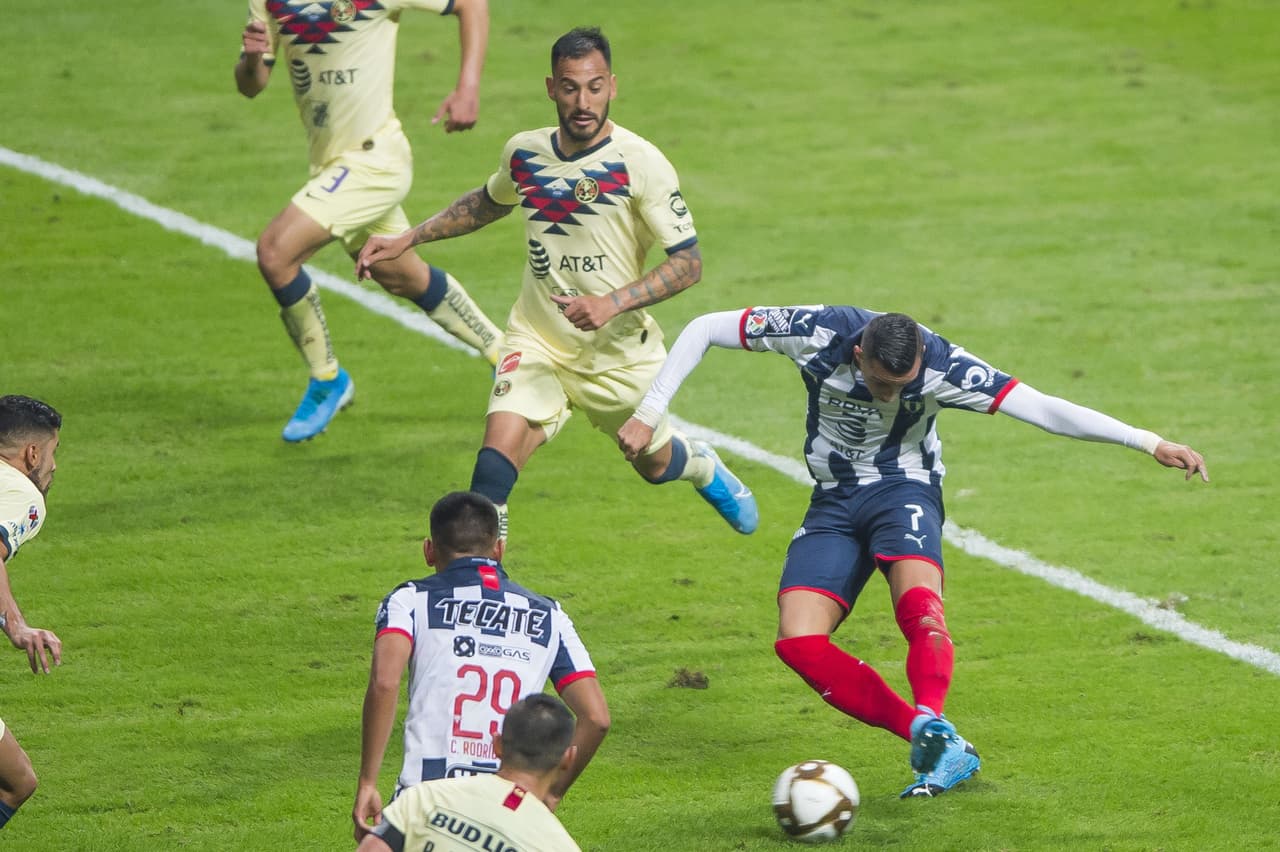 Rogelio Funes Mori remata un balón dentro del área pero se va apenas desviado del arco de Paco Memo Ochoa.