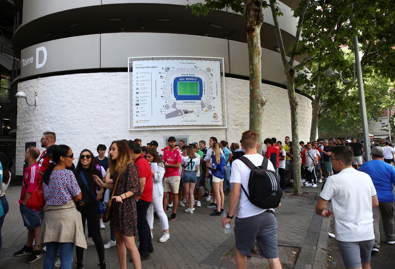 El primer Galáctico de la segunda etapa de Zinedine Zidane en el banquillo del Real Madrid es Eden Hazard y la afición madridista ha respondido de la mejor manera este jueves para asistir a su presentación oficial en el Santiago Bernabéu.