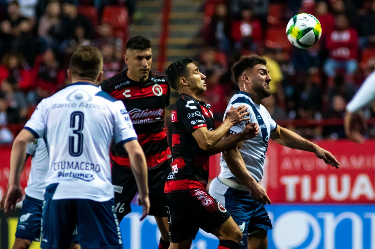 La propuesta de ambos equipos era clara, tener la pelota y atacar en pases largos a profunidad o contragolpes.