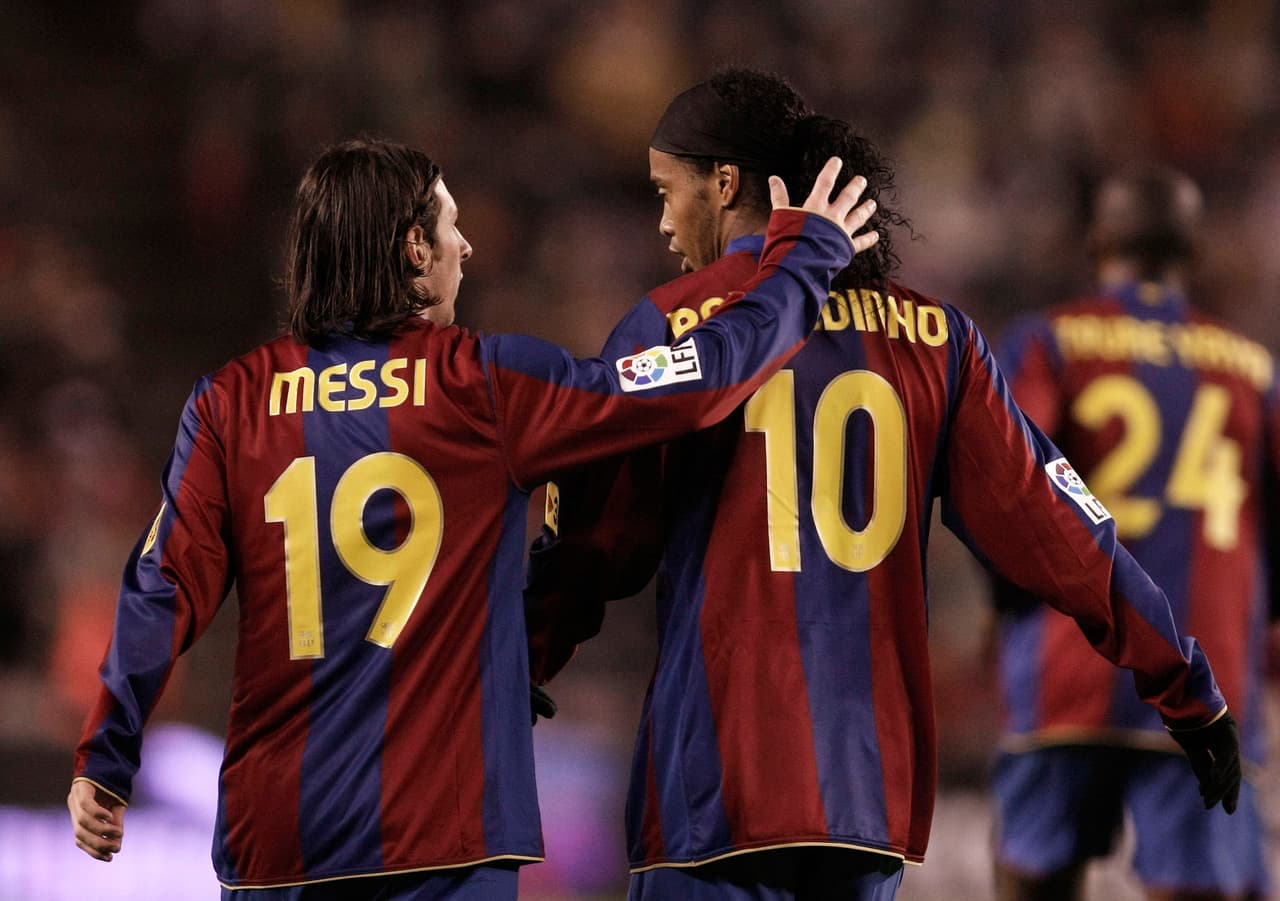 Messi comenzó su camino con Barcelona con un padrino excelente, Ronaldinho, el gran antecesor de 'Lio'. El brasileño vaticinó en 'La Pulga' una figura capaz de hacer historia.